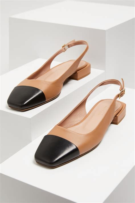 Skórzane camelowe buty slingback z czarnym noskiem.